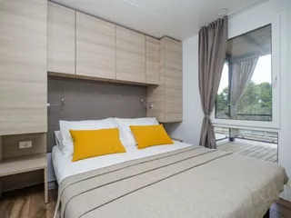 Deluxe mobile home - bedroom.jpg